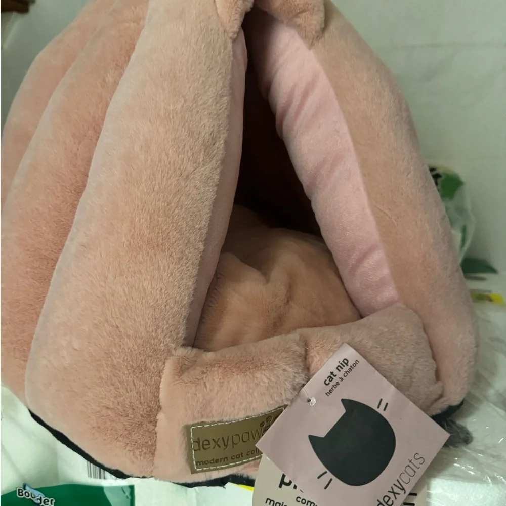 Cozy Pink Cat Bed - catnip - new with tags cozy tee pee style pink bed for cats